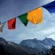 Bandeiras budistas ao vento com o Evereste ao centro e Lhotse à direita