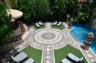 A área da piscina na mansão de South Beach de Gianni Versace. Versace gastou 25 milhões de euros a renovar a casa que irá a leilão a 17 de Setembro