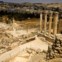 As ruínas de Jerash, com a cidade ao fundo