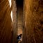 Numa escadaria de difícil acesso em Petra