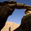 Subida a uma ponte na rocha no deserto de Wadi Rum