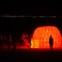 Um iglu luminoso cintila na baía