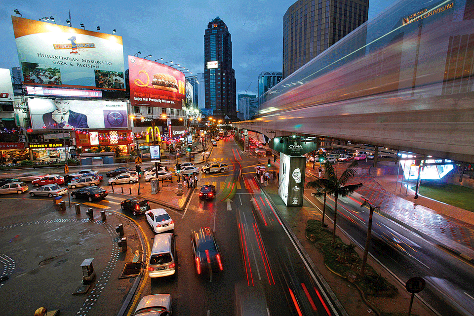 No bairro comercial Bukit Bintang, com as Petronas no horizonte