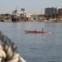 Dois canoístas param ao passar do Amoroso. Ao fundo, o estaleiro Navaltagus