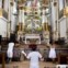 Os devotos na igreja do Bonfim