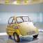 O BMW Isetta de 1995 (ao centro) parece um brinquedo e é um dos veículos mais fotografados do museu.