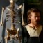 Em exposição: esqueleto de um homem do Neolítico, encontrado enterrado perto de Stonehenge, e a reconstrução realista do seu rosto
