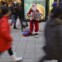 Suécia, Estocolmo. Um músico-Pai Natal toca em troca de umas moedas 