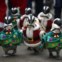 Coreia do Sul, Seul. Pinguins-Pai-Natal? Sim, parte de um evento promocional de um parque em Yongin