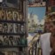  CUBA, 8.10.2013. Turistas observam postais de Che Guevara numa feira de Havana