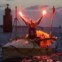 FRANÇA, 12.11.2013. A remadora solitária Mylene Paquette, do Canadá, celebra a chegada ao porto de Lorient, na Bretanha, depois de 140 dias no mar, tornando-se a primeira mulher a atravessar sozinha a remos o Atlântico. 