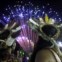 BRASIL, 16.11.2013. Cidadãos indígenas do Brasil observam os fogos-de-artifício nas cerimónias de encerramentos dos XII Jogos do Povo Indígena, em Cuiabá