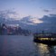 CHINA, 21.11.2013. No ferry em Victoria Harbour de Kowloon para a ilha de Hong Kong island 