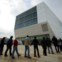 Um abraço à Casa da Música, em 2012, durante um rotesto contra o corte de 30% no financiamento do Estado