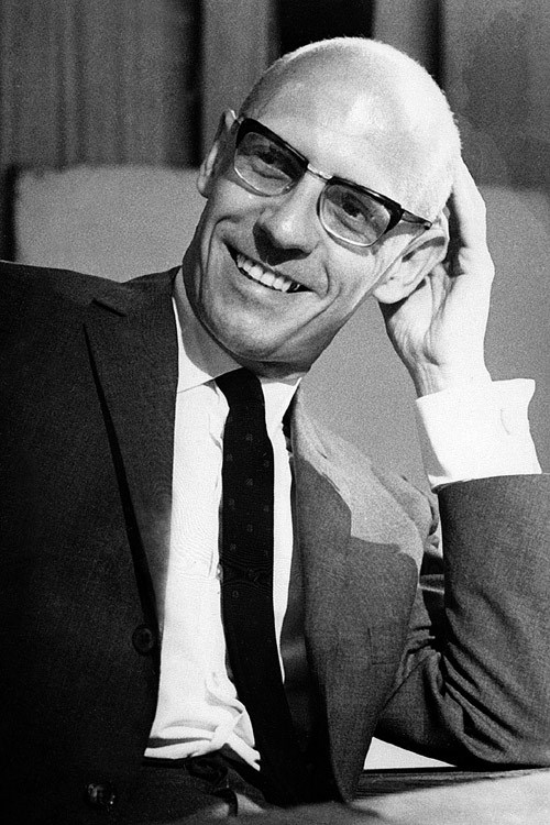 Ao contrário de Michel Foucault, cuja ideia de pensamento crítico os organizadores deste livro invocam, o exercício aqui proposto não rompe com o idealismo, antes fica nele enredado 