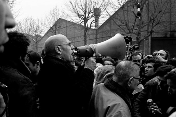 Michel Foucault com Jean-Paul Sartre numa manifestação de apoio à comunidade de imigrantes magrebinosda Goutte d’Or, em Paris, em Novembro de 1971