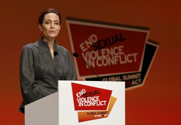 Angelina Jolie durante a conferência no Reino Unido