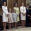 O guarda-roupa das mulheres da família real foi todo dentro dos mesmos tons claros, que transmitem serenidade.