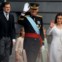 Felipe e Letizia acenaram aos populares que os foram saudar, a caminho da cerimónia.
