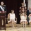 Durante o discurso de Felipe, Letizia esteve atenta às filhas do casal.