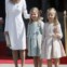 Leonor e Sofia utilizaram vestidos iguais, em tons diferentes, e estiveram sempre perto dos pais.