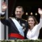 Felipe e Letizia acenam a partir do Palácio Real de Madrid.