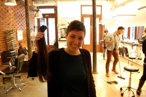 No final, um corte bem curto e o cabelo que iria doar no IPO de Lisboa