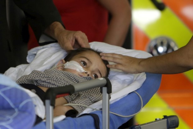 Aysha King, cinco anos, tem um tumor cerebral. Os pais decidiram tirá-lo do hospital e levá-lo para tratamento noutro país