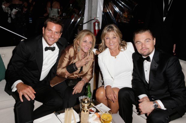Bradley Cooper e Leonardo DiCaprio com as respectivas mães