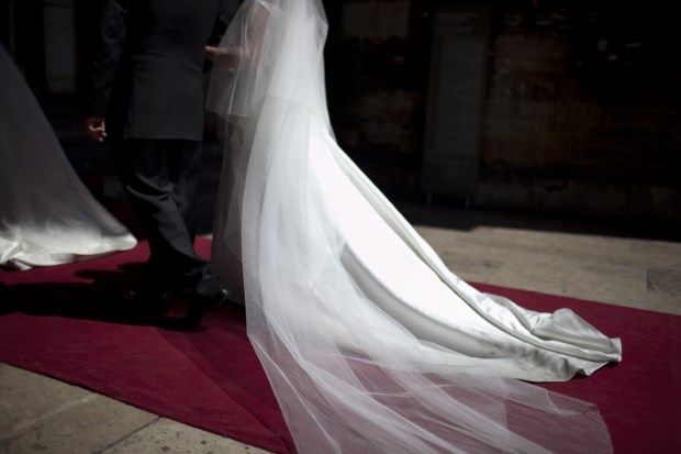 Estudo aconselha casais a convidarem o máximo de pessoas e a apostarem na lua-de-mel