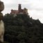 Do Castelo dos Mouros vê-se o altaneiro Palácio da Pena, em Sintra