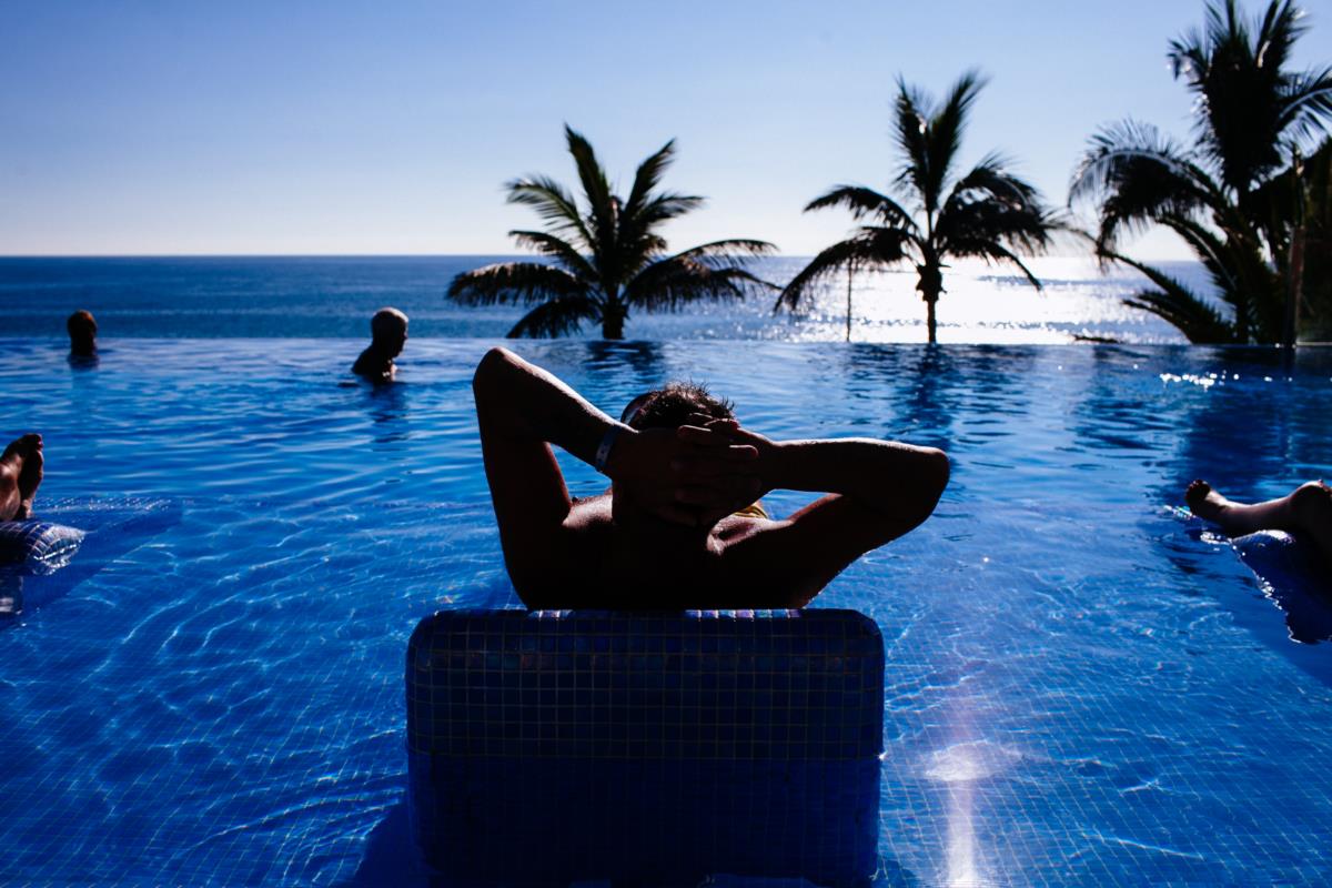 Turistas descansam na piscina do hotel, Gran Canária