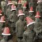 China, Réplicas dos Guerreiros de Terracota em chocolate com chapéus natalícios num hotel de Xi'an, Shaanxi  