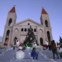 Líbano, crianças posam para a foto frente a uma igreja de Jiyeh
