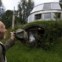 República Checa, perto de Jablonec. Bohumil Lhota, um empreiteiro de 73 anos, gira a casa que construiu em Velke Hamry. Acompanha o sol e permite escolher vistas: gira para os lados e move-se para cima e para baixo. 