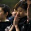 Mulheres em oração num templo japonês