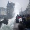Enchente de curiosos na frente costeira de Saint Malo, à espera do pico da maré alta 
