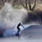 Um surfista desce uma onda no rio Severn em Gloucestershire, sudoeste de Inglaterra 