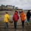 Uma família passeia na praia em Saint Malo 