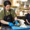 O chef japonês introduz o arame pela espinal medula do peixe, que a partir desse momento deixa de sentir dor