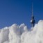 ALEMANHA. Neve, céus e ilusões em redor da torre de televisão de Berlim, a Fernsehturm.  
