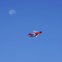 EUA. Um avião Superman, controlado via rádio, passa frente à lua durante um teste de voo em San Diego, Califórnia, em 2013.  