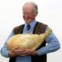 O inglês Grower Pete Glazebrook posa para os fotógrafos com a sua cebola, a mais pesada do mundo: 8,150kg.