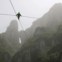 O chinês Samat Hasan caminha numa corda bamba sobre Zhangjiajie, na província de Hunan, batendo o recorde mundial: 700 metros de cabo, com 3,1 centímetros de diâmetro e uma inclinação de 39º.