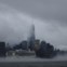 Um cruzeiro passa, com a baixa de Manhattan e o One World Trade Center no panorama