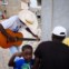 João a tocar a guitarra no Bairro da Barraca