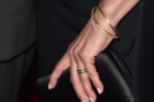 Jennifer Aniston mostra aliança de casamento pela primeira vez