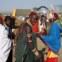 Um membro da tribo Samburu sorri enquanto chega com amigos ao Maralal Camel Derby
