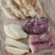 PORTO | Lareira: mini tábua à lareira (queijo da Serra, queijo amanteigado, queijo curado, presunto, chouriço, salpicão e pickles em conserva)