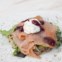 PORTO | Café Lusitano: tapa na pantera (pão fatiado, rúcula, salmão fumado, queijo creme, vinagrete de frutos vermelhos e azeitonas de conserva)